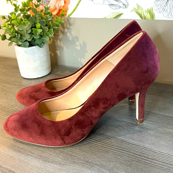 Spring Red Velvet Pumps - Picture 2 of 9